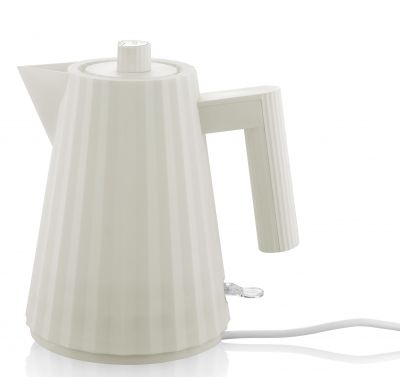 Weißer Alessi Plissé Wasserkocher Small, modernes Design mit geriffelter Oberfläche und ergonomischem Griff.